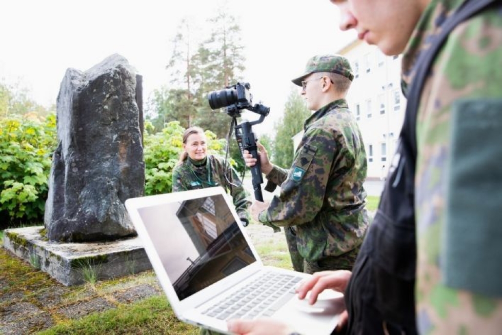 Pohjois-Karjalan rajavartioston tiedotussihteeri Milla Ignatius on ohjannut Jarel Mäkihonkoa (keskellä) viestintävarusmiehen tehtävissä. Etualalla juuri palveluksensa aloittanut Otso Väisänen.  