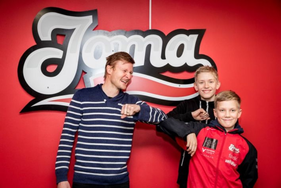 JoMan urheilutoimenjohtaja Petri Pennanen (vas.) sekä Eemil ja Aatu Puumalainen paiskasivat koronakättelyn JoMan uudella  toimistolla.