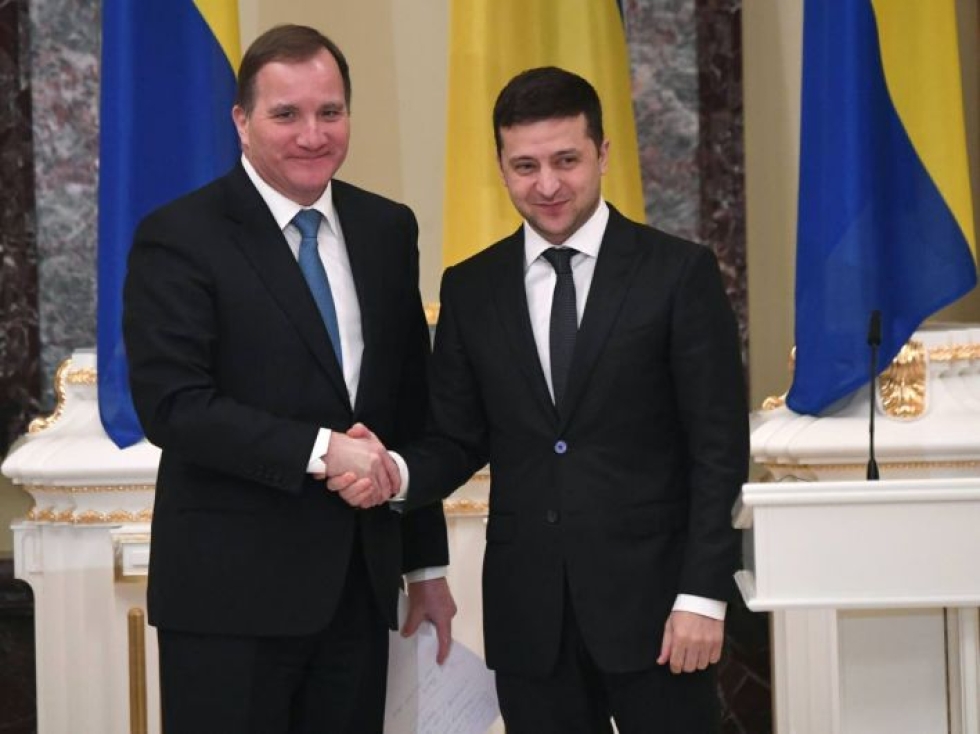 Ukrainan presidentti Volodymyr Zelenskyi (oik.) paiskasi keskiviikkona kättä Ruotsin pääministerin Stefan Löfvenin kanssa, kun Löfven saapui valtiovierailulle Ukrainaan.