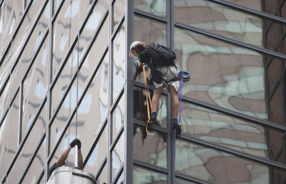 Mies käytti imukuppeja kiivetessään Trumpi kotipilvenpiirtäjään. LEHTIKUVA/AFP