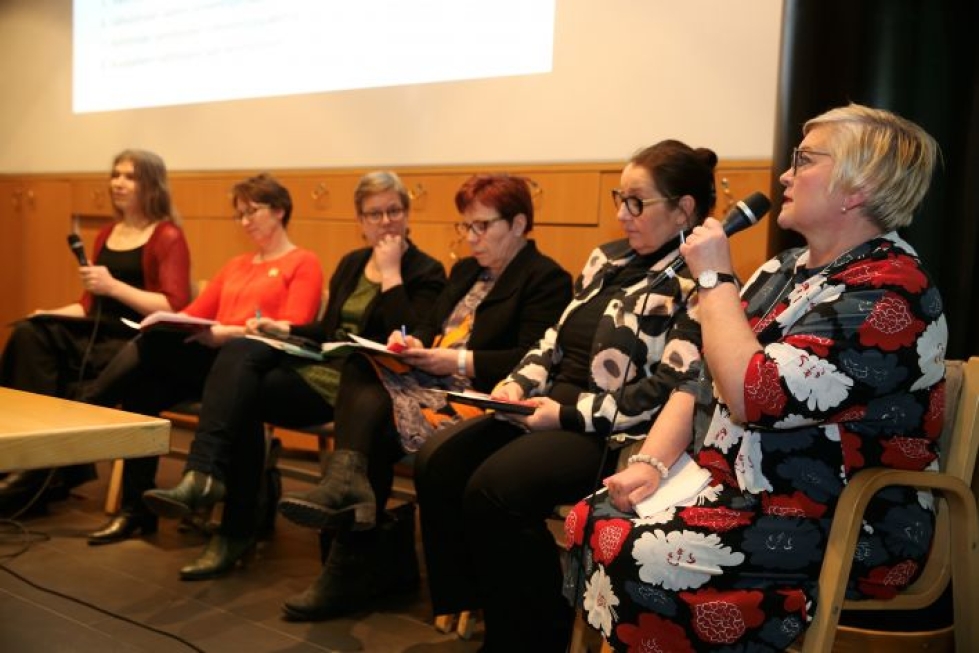 Alia Dannenberg (vas.), Sari Essayah, Krista Mikkonen, Merja Mäkisalo-Ropponen, Sari Raassina ja Anu Vehviläinen osallistuivat keskusteluun Carelicumissa.