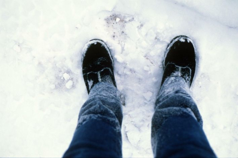 Tamppautuva lumi voi tehdä jalkakäytävistä liukkaita. LEHTIKUVA / Sari Gustafsson