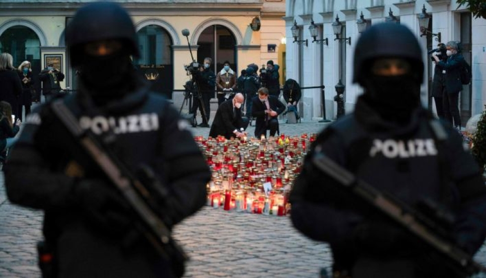 Ihmiset surivat terrori-iskun uhreja marraskuussa Wienissä. Lehtikuva/AFP