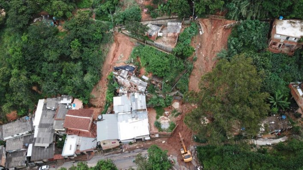 Pelastajat etsivät kadonneita Brasilian Belo Horizontessa. LEHTIKUVA / AFP