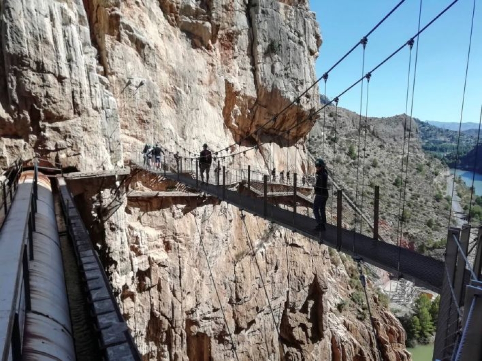 100 metriä kuohuvan kosken yläpuolella kulkevan riippusillan ylittäminen on korkean pudotuksen ja kovan tuulen vuoksi huimaava kokemus, vaikka putoaminen sillalta onkin käytännössä mahdotonta.