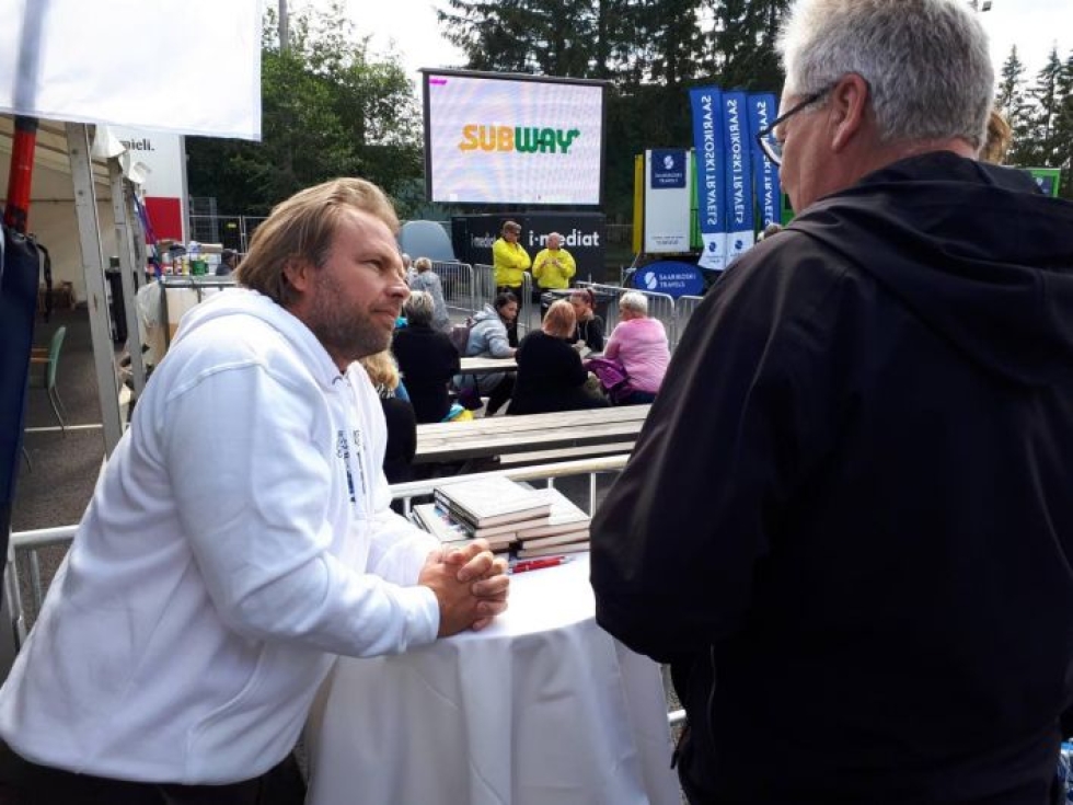 Kiteen Pallon ja Joensuun Mailan riveissä urallaan pelannut Sami Joukainen esittelee kirjaansa Itä-Länsi-tapahtumassa Seinäjoella.