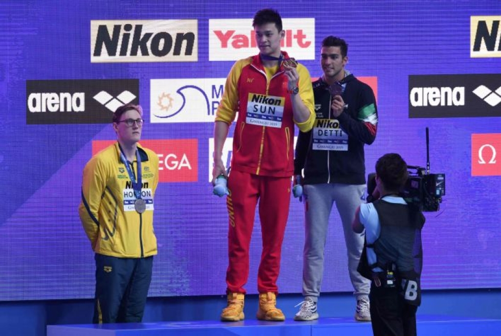 Miesten 400 metrin vapaauinnin hopeamitalin kauhonut Horton ei noussut valokuvausta varten korkeimmalle palkintokorokkeelle yhdessä kultamitalisti Sun Yangin ja pronssimies Gabriele Dettin kanssa. LEHTIKUVA/AFP