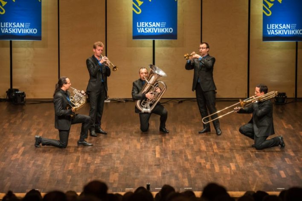 Geneva Brass Quintet taitaa myös erilaiset koreografiat.