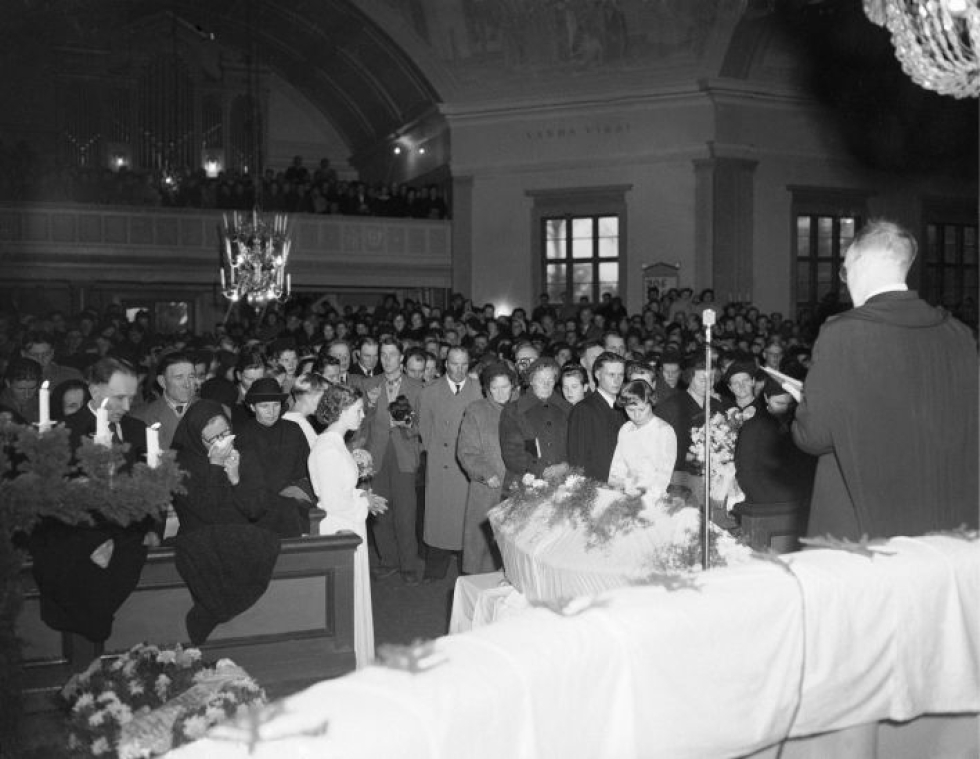 Kyllikki Saaren ruumiin siunaaminen 25. lokakuuta 1953. Hautajaiset keräsivät laajan osanottajajoukon. LEHTIKUVA