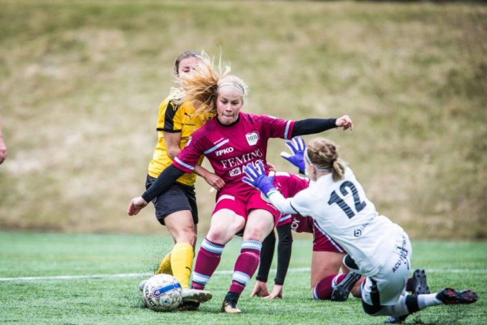 Kia Voutilainen oli viime kesänä FC Hertan paras maalintekijä naisten Ykkösessä. Kuvassa Voutilainen IK Myranin puolustuksen keskellä.