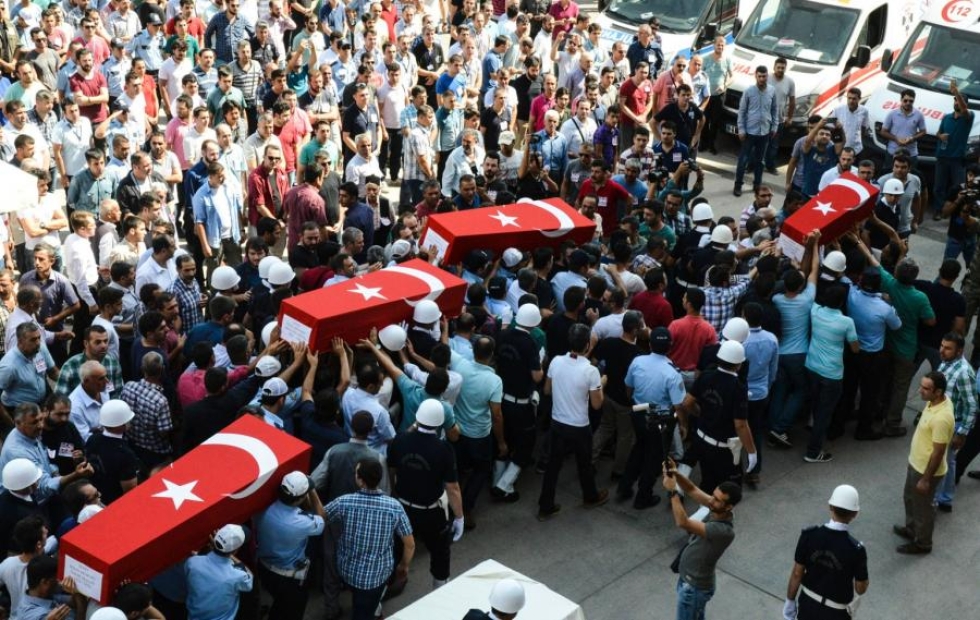 Diyarbakirissa haudattiin elokuun puolivälissä uhreja, jotka menettivät henkensä terrori-iskussa. Pommin asettamisesta on syytetty kurdijärjestö PKK:ta. LEHTIKUVA/AFP
