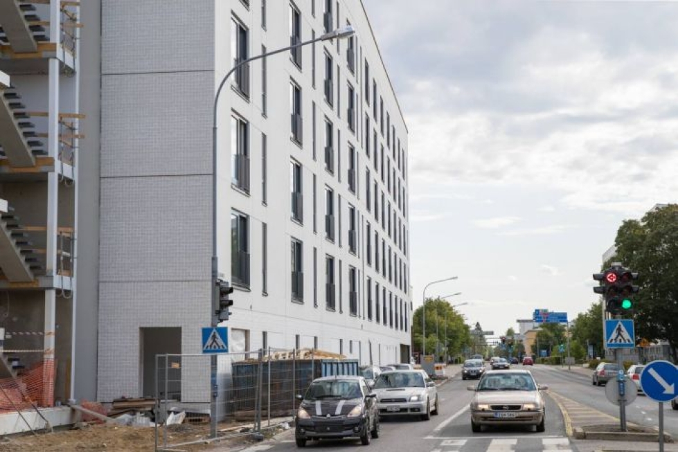Rakenteilla oleva kerrostalo sijaitsee Koulukadun ja Niskakadun kulmassa. Taloon tulee 95 opiskelija-asuntoa.