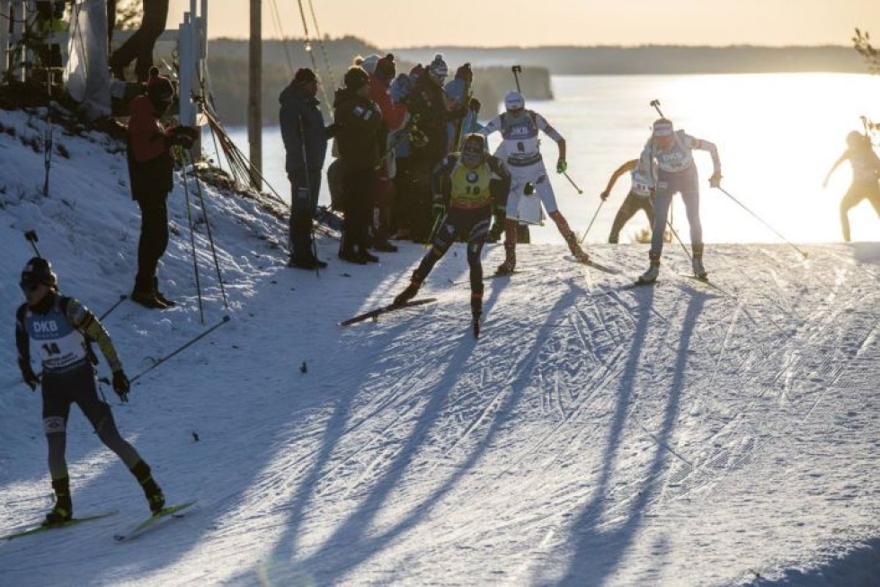 Mestari jättää pitkän varjon.  Seinänousun päällä varjon tekee myös Kaisa Mäkäräisen vieressä hiihtävä keltaliivinen maailmancupin voittaja Dorothea Wierer. Kaisa