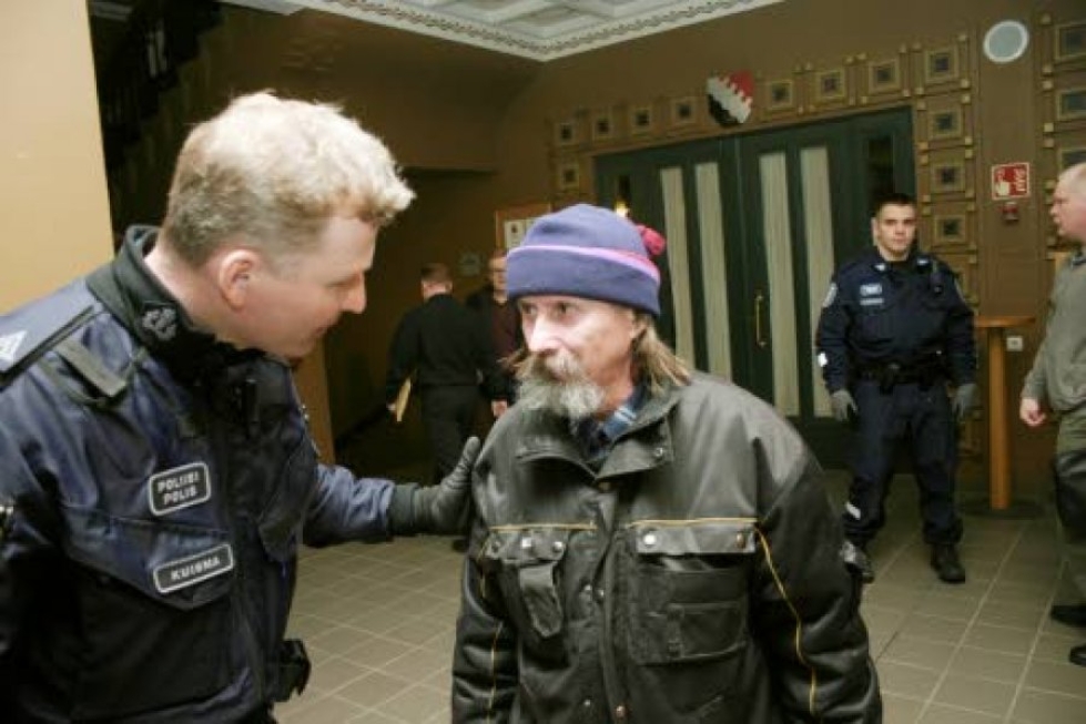 Poliisi otti Jouko Kärnän kiinni kaupunginvaltuuston kokouksen jälkeen maaliskuussa 2012.