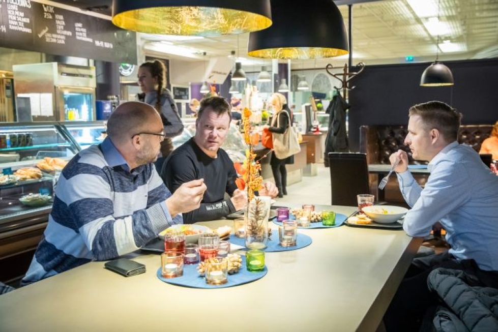 Teemu Purmonen (vas.), Jani Lahtinen ja Mika Penttinen lounastivat Joensuun keskustassa Heinosen leipomolla.