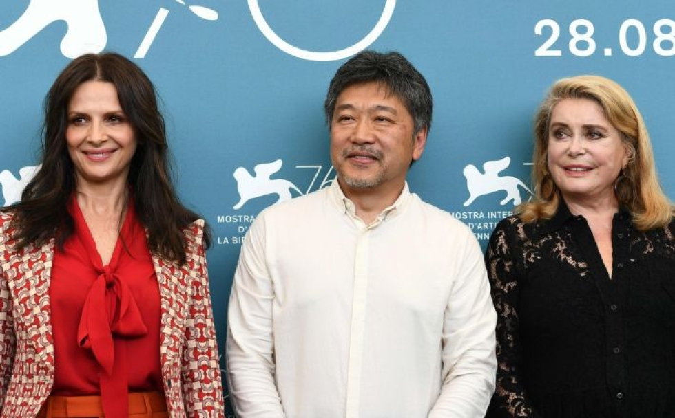Hirokazu Kore-edan (keskellä) uudessa elokuvassa diivamaista äitiä esittää Catherine Deneuve (oik.) ja tämän tytärtä Juliette Binoche (vas.). LEHTIKUVA/AFP