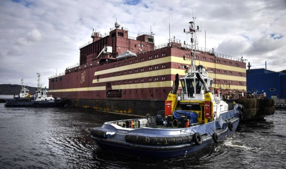Akademik Lomonosovia hinattiin laivastoyhtiö Atomflotin tiloihin Murmanskiin viime toukokuussa. LEHTIKUVA/AFP