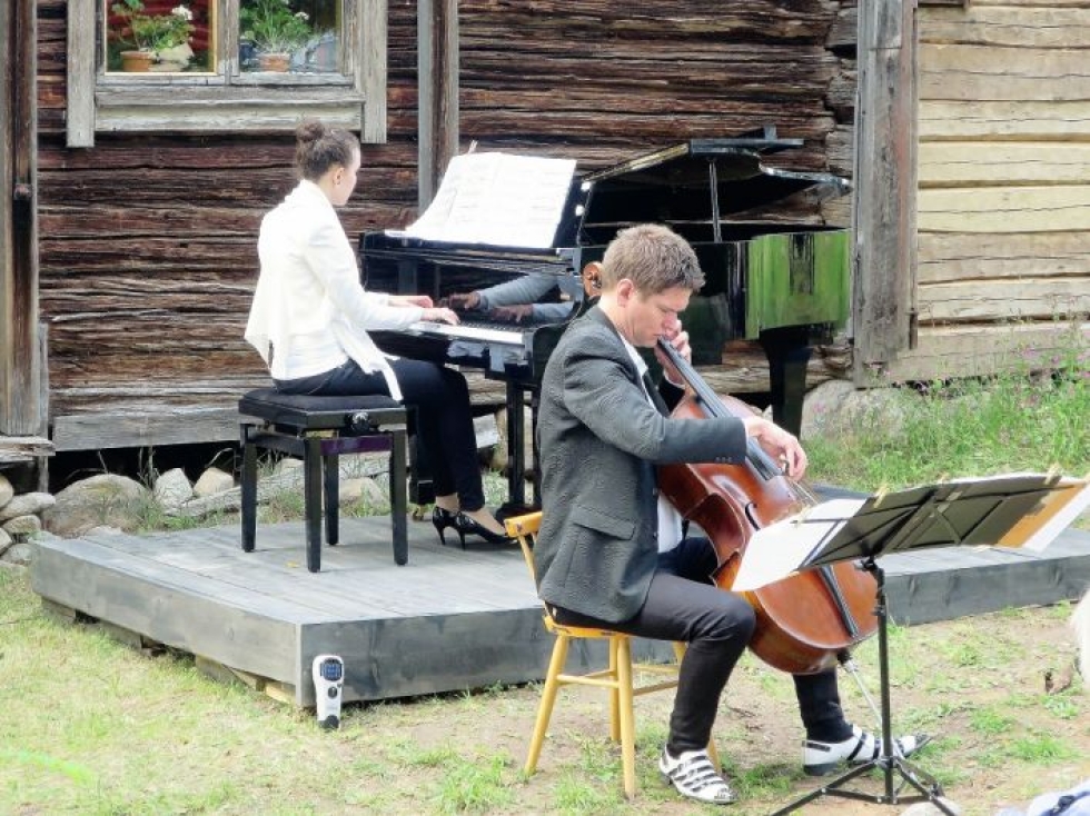 Sellisti Jussi Makkonen ja pianisti Nazig Azezian 2.7.2018 Monola-juhlaviikon avajaiskonsertissa kunnostetussa Sibeliusten häämatkakohteessa, Monolan aitalla Lieksassa.