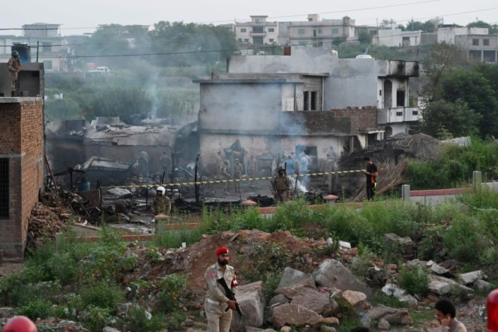 Lentokoneen putoaminen teki tuhoa asuinalueella Rawalpindissa. Lehtikuva / AFP