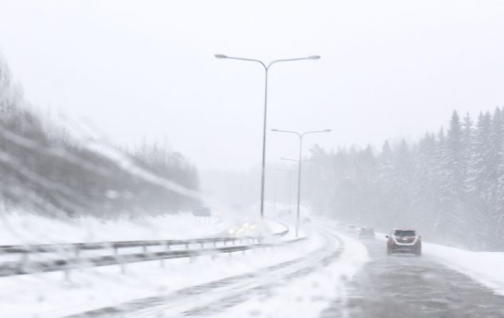 Autoilijoita varoitetaan huonosta tai erittäin huonosta kelistä Pohjois-Pohjanmaalla ja osassa Lappia lumi- ja räntäsateen vuoksi. LEHTIKUVA / Heikki Saukkomaa