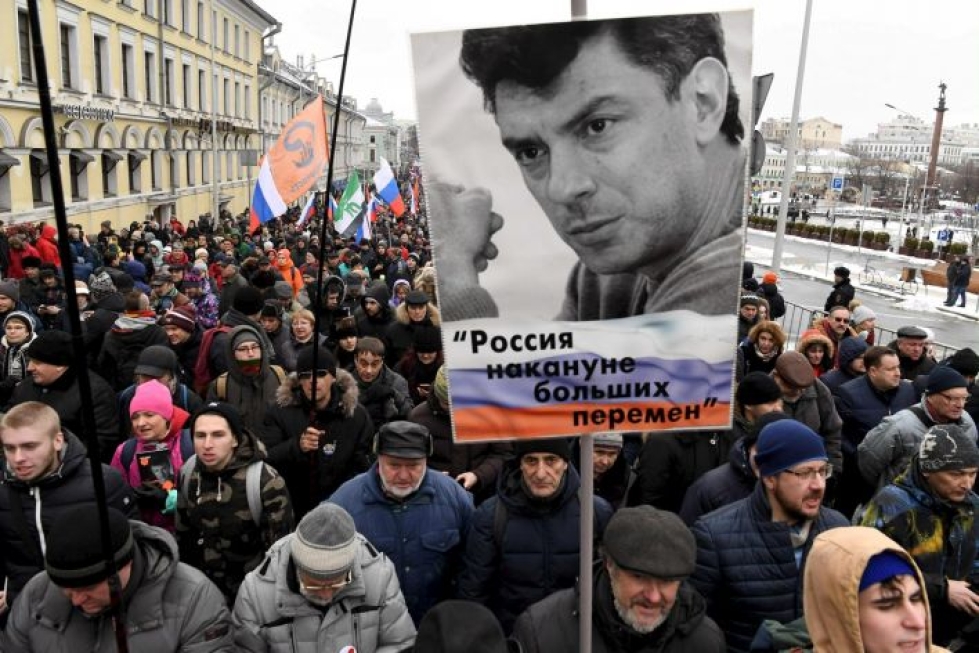 Opposition tukijat marssivat murhatun Boris Nemtsovin muistoksi Moskovan keskustassa. Kremliä arvostellut poliitikko tapettiin helmikuussa 2015 liki Kremliä. LEHTIKUVA / AFP