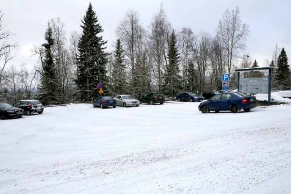 Talviaikaan sesonkiaikojen ulkopuolella Ylä-Kolin parkkipaikoilla on hyvin tilaa.