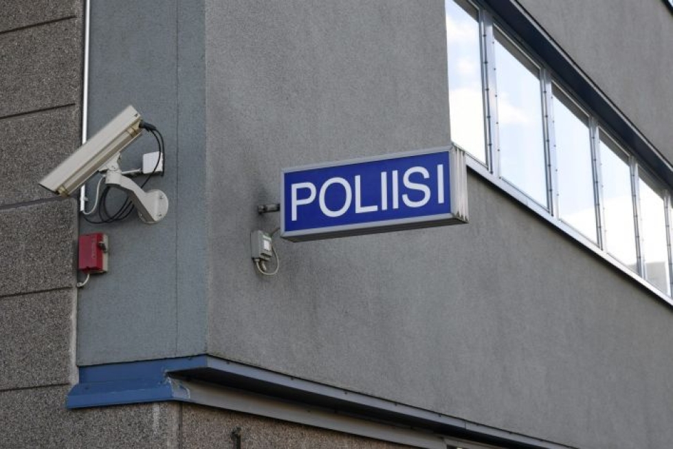 Mies kertoi hätäkeskukseen olevansa matkalla Jyväskylän poliisiaseman pihaan tarkoituksenaan räjäyttää dynamiitti. LEHTIKUVA / Heikki Saukkomaa