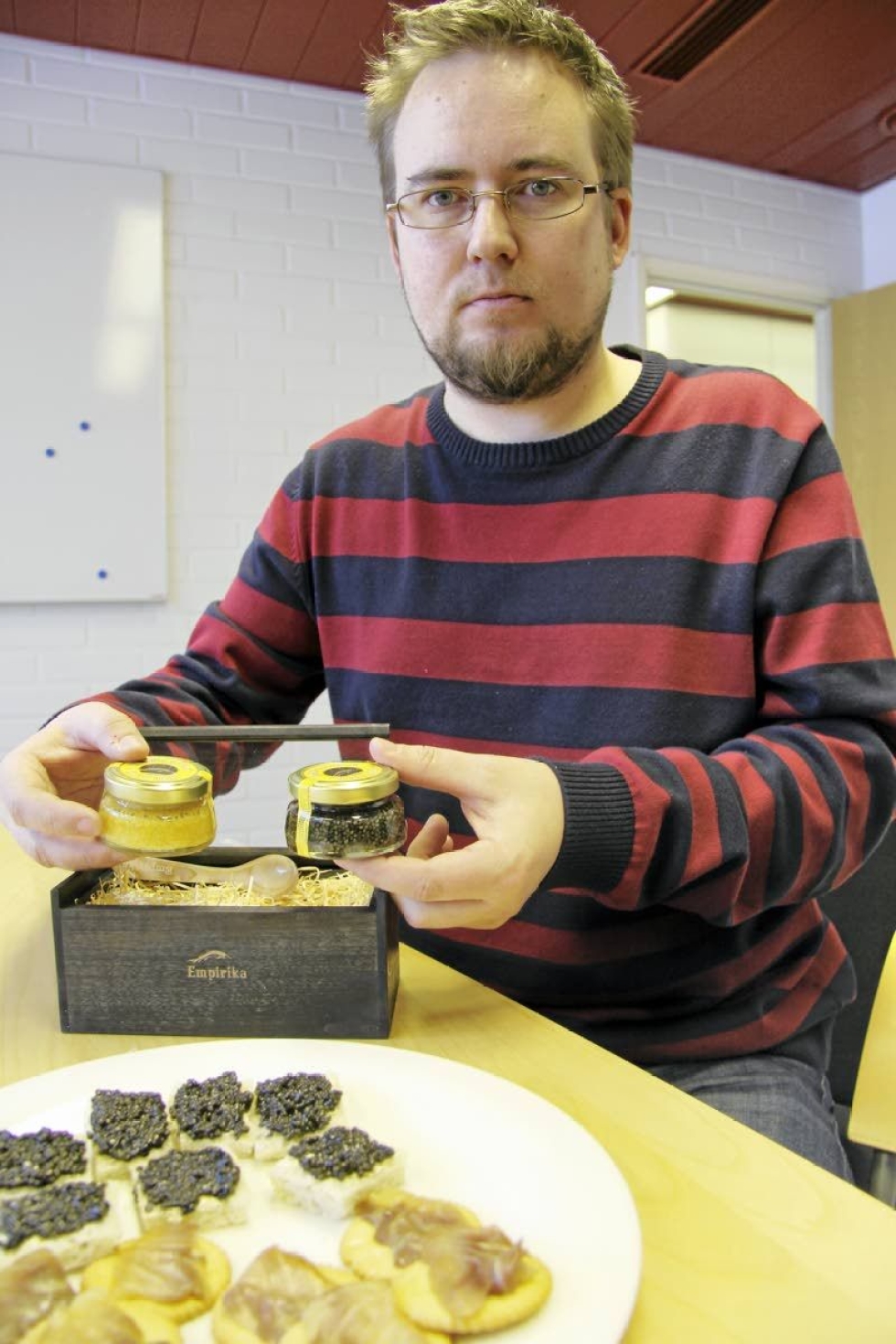 Kaviaaritehtaan johtaja Pekka Marttinen esitteli tehtaan tuotteita helmikuussa 2013.