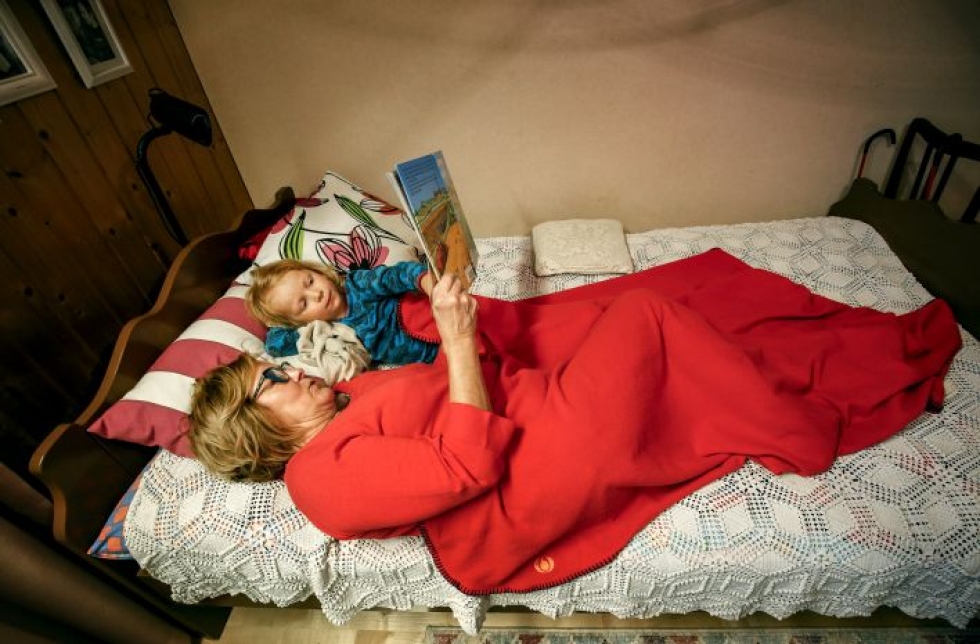 Kun 4-vuotias lapsenlapsi Arttu Väisänen tulee yökylään, Eija Peura ostaa valmiiksi sopivaa iltapalaa. Nukkumaan mennessä noudatetaan lapselle tuttuja rutiineja.
