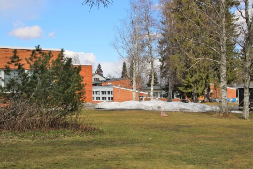 Tietäväisen koulukeskus jäi myymättä. Kuvassa vasemmalla entinen lukio, takana entinen yläkoulu ja kirjasto.