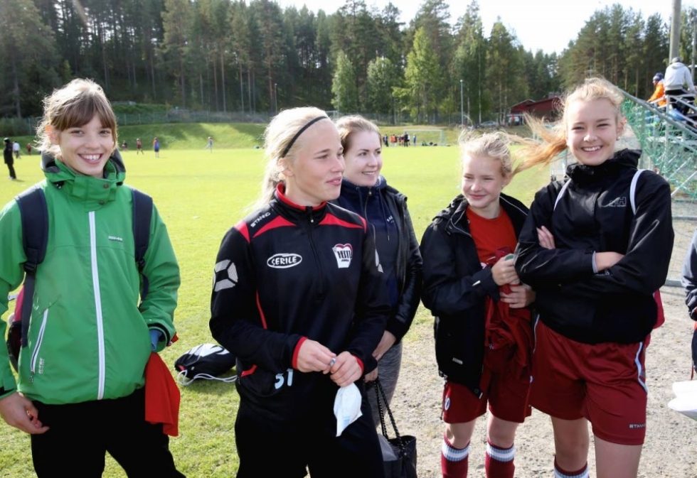 Pielisjoen koulun yhdeksännen luokan tyttöjen joukkueen jäsenistä moni pelaa vapaa-ajallaankin jalkapalloa. Vasemmalta Minja Sistonen, Kia Voutilainen, Niina Häkli, Neea Kokkonen ja Neea Tahvanainen odottavat pelivuoroaan Pataluodon koulua vastaan.
