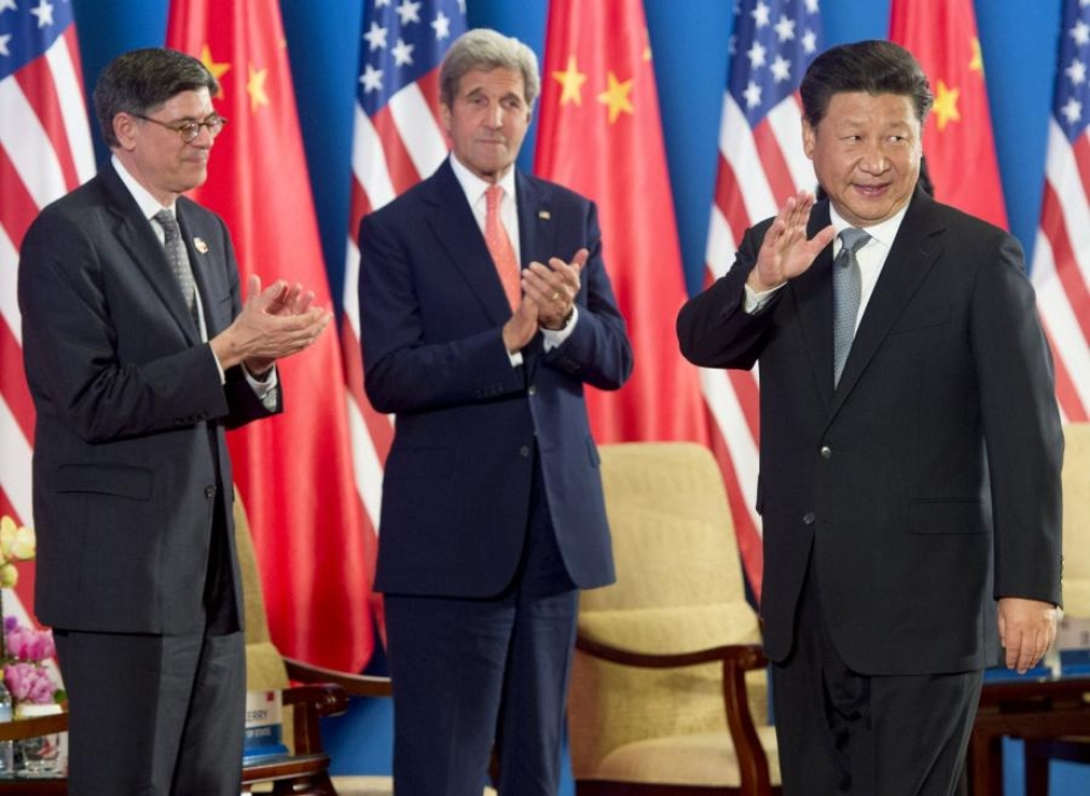 Kiinan presidentti Xi Jinping (oik.) ja Yhdysvaltojen ulkoministeri John Kerry (kesk.) ovat tavanneet Pekingissä. LEHTIKUVA/AFP