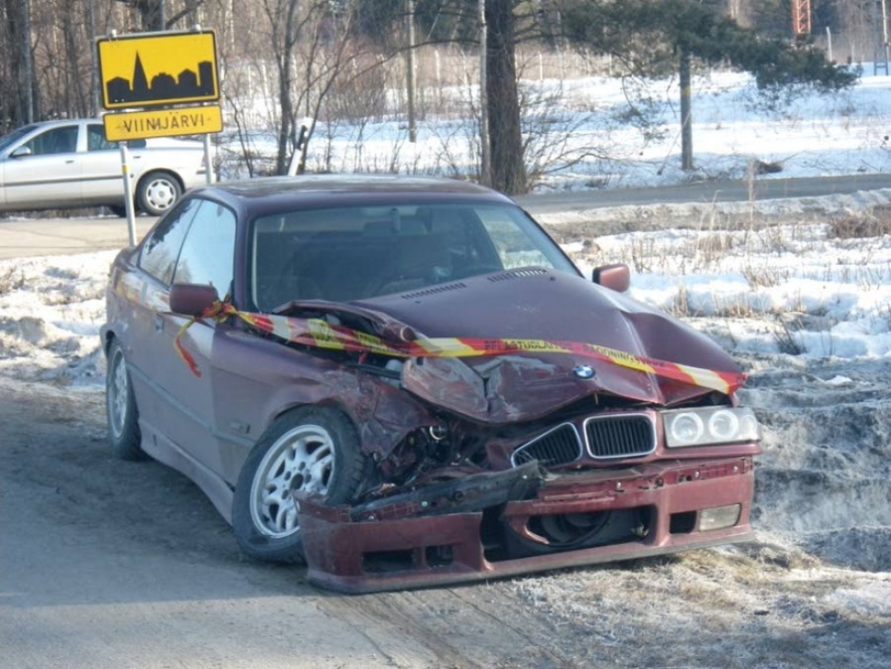 Erityisesti henkilöauto kärsi pahoja peltivaurioita Kuopiontiellä Liperissä tiistaiaamuna sattuneessa kolarissa.