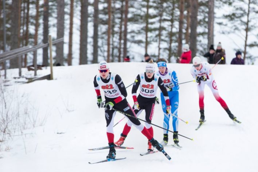 Etualalla hiihtävä Liperin Hiihtoseuran Perttu Reponen oli lauantaina sarjassaan neljäs. Hänen takanaan hiihtänyt, myöskin Liperin Hiihtoseuraa edustava Veeti Pyykkö nappasi hopeaa.