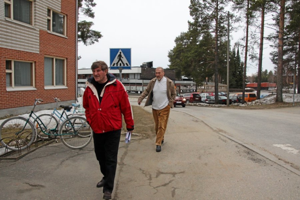 Valtuutettu Pentti Pääkkönen (edessä) ja Pentti Immonen saapumassa liitosvaltuustoon Valtimolla.