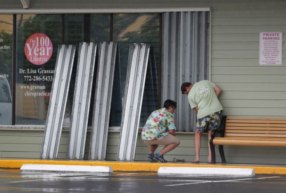 Yhdysvaltain kansallisen hurrikaanikeskuksen mukaan myrskyn odotetaan aiheuttavan ainakin äkkitulvia paikoin Floridassa ja se kehotti ihmisiä kiirehtimään myrskyvalmistelujen kanssa. LEHTIKUVA/AFP
