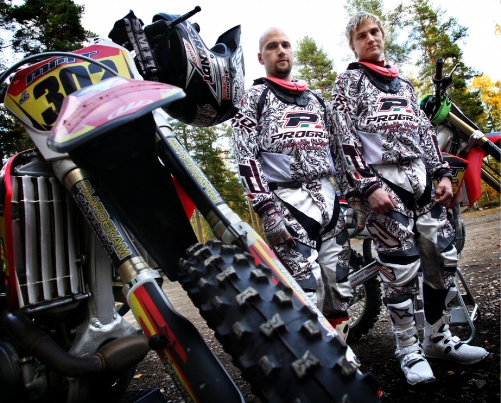 Motocross-kuskit Tommi ja Miika Mäkinen harjoittelevat 3–4 kertaa viikossa Kontiolahden radoilla Onttolassa ja Uurossa. 