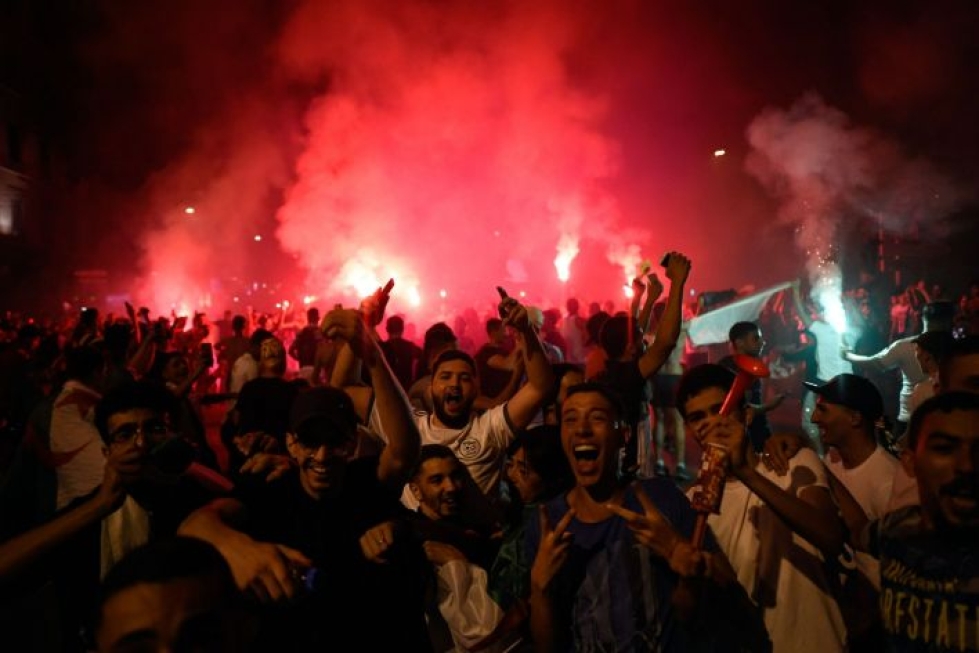 Algerian kannattajat juhlivat mestaruutta vuosi sitten. Lehtikuva/AFP