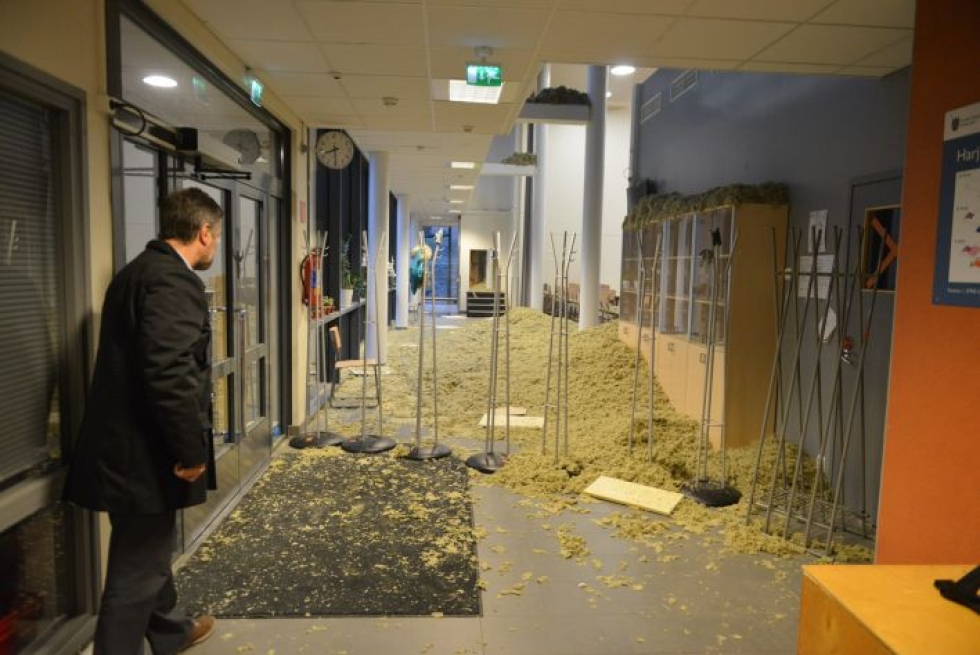 Noin kuusikymmentä neliömetriä ruokalan sisäkattoa oli tiistain vastaisena yönä romahtanut alas Harjurinteen koulussa Loviisassa Uudellamaalla. LEHTIKUVA / ARTO HENRIKSSON