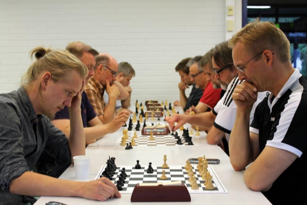 Janne Tuononen (edessä vas.) ja Jukka Behm (edessä oik.) jakoivat 5+5 minuutin ajoilla pelatun kesäkuun pikashakkiturnauksen voiton.