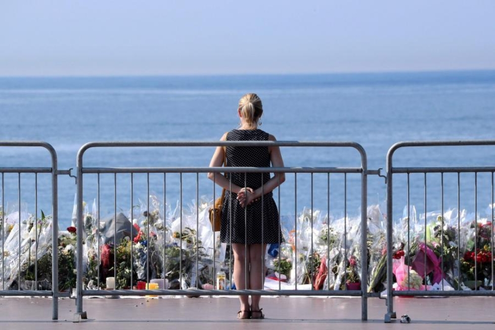 Nizzan terrori-iskun uhrien muistoksi pystytetty tilapäinen muistomerkki kaupungin rantakadulla. LEHTIKUVA/AFP