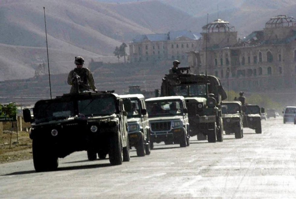 Amerikkalaissotilaiden vetämä katupartio Kabulissa lokakuussa.