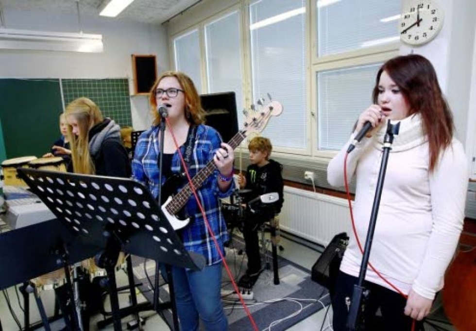 Kummun koulun 9.-luokkalaiset harjoittelevat valinnaisella bändisoiton tunnilla. Kuvassa etualalla Tiltu Taimela ja Janika Tillaeus.