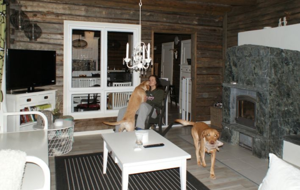 Titta Kokkonen on miehensä kanssa remontoinut vanhasta Pölläsen kaupasta itselleen viihtyisän kodin.