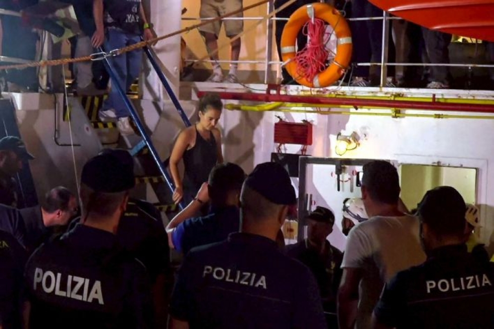 Avustusaluksella oli noin 40 siirtolaista, joiden Italia ei sallinut nousta Italian maaperälle Lampedusan saarella. Noin kaksi viikkoa sitten aluksen kapteeni kuitenkin ohjasi aluksen satamaan viranomaisten kielloista huolimatta. LEHTIKUVA / AFP