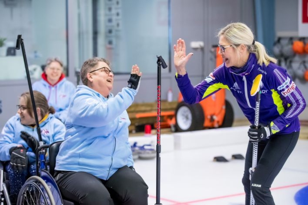 Hénriëtte Visser ja Elina Virtaala nauttivat curlingista, kun hollantilainen pyörätuolijoukkue vieraili Linnunlahden curlinghallissa. Pyörätuolicurlingissa käytetään heittokeppiä.