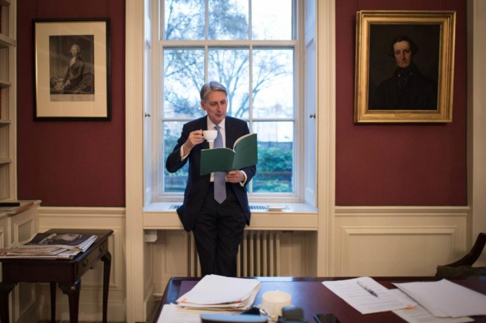 Britannian valtiovarainministeri Philip Hammond tutkaili budjetin taustoja toimistossaan eilen. LEHTIKUVA/AFP