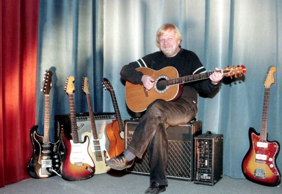 Jussi Karttunen kokoelmansa kitaroineen ja vahvistimineen Karjalaisen haastattelussa vuonna 1997.