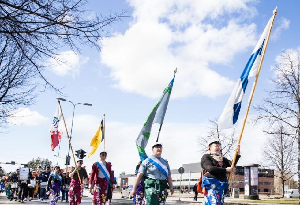 Maarit Hotanen kantoi Suomen lippua ylioppilaiden vappukulkueessa.