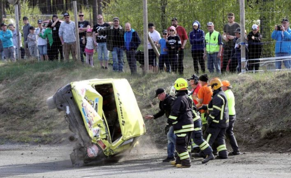 Yleisö ei pääse seuraamaan tänä keväänä jokkisautojen kaatoja. Vuosi sitten Ylämyllyn moottoriradalla käännettiin Kevätmyllyssä Antti Kärkisen autoa.